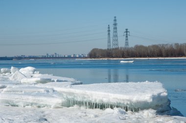Bahar sel, buzlu su, erken Bahar Nehri üzerinde
