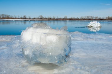 Bahar sel, buzlu su, erken Bahar Nehri üzerinde