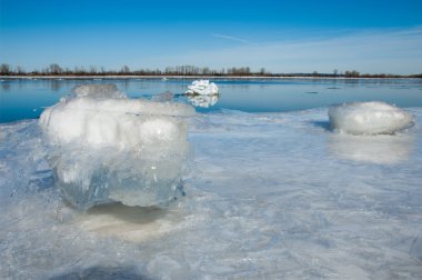 Bahar sel, buzlu su, erken Bahar Nehri üzerinde. Rusya Tataristan Kama Nehri erken Bahar