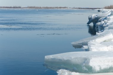 Bahar sel, buzlu su, erken Bahar Nehri üzerinde
