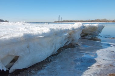 Bahar sel, buzlu su, erken Bahar Nehri üzerinde. Rusya Tataristan Kama Nehri erken Bahar