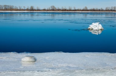 Nehir ile kırık buz buz Tepecik bahar Nehri üzerinde.