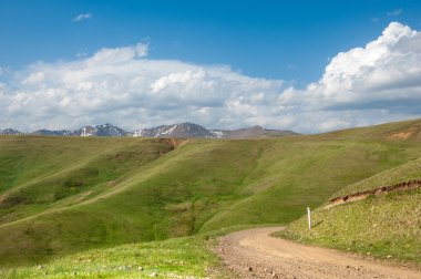 dağ yolundan. dağ, dağ, tepe. Kazakistan. Tien Shan. Takma Yaylası
