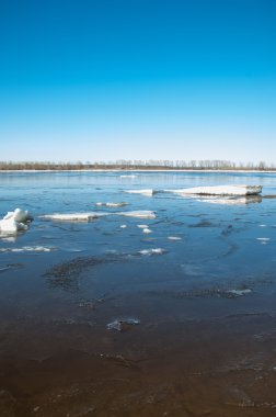 Nehir ile kırık buz enerji ayağı. buz Tepecik bahar Nehri üzerinde. manzara yakın çekim buz drift güneşli bir bahar Nehri üzerinde