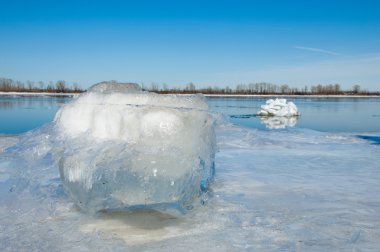 Bahar sel, buzlu su, erken Bahar Nehri üzerinde. Rusya Tataristan Kama Nehri erken Bahar