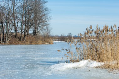 Donmuş gölün bahar. Bahar buz