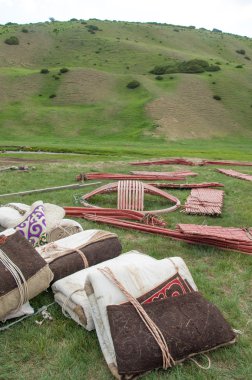Kazakistan Temmuz 2014 yılında yurt inşaatı. dairesel bir çadır keçe ya da Moğolistan, Kazakistan ve Türkiye'deki göçebeler tarafından kullanılan bir açılır kapanır çerçeve üzerinde skins.
