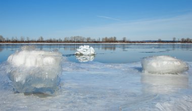 Bahar sel, buzlu su, erken Bahar Nehri üzerinde. Rusya Tataristan Kama Nehri erken Bahar