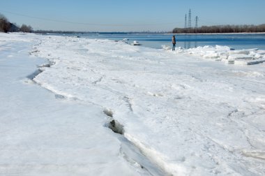 Bahar sel, buzlu su, erken Bahar Nehri üzerinde. Rusya Tataristan Kama Nehri erken Bahar
