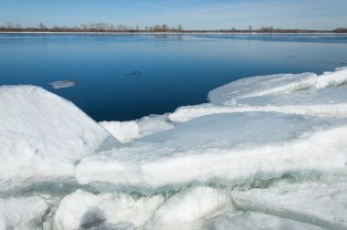 Bahar sel, buzlu su, erken Bahar Nehri üzerinde