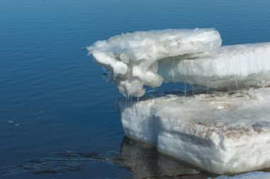 Bahar sel, buzlu su, erken Bahar Nehri üzerinde. Rusya Tataristan Kama Nehri erken Bahar