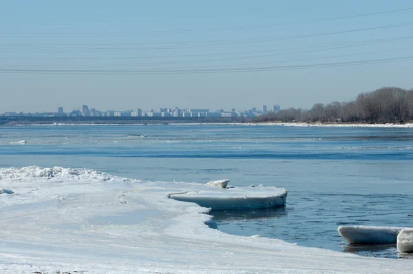 Río con hielo roto. hummoquks de hielo en el río en primavera . — Foto de Stock