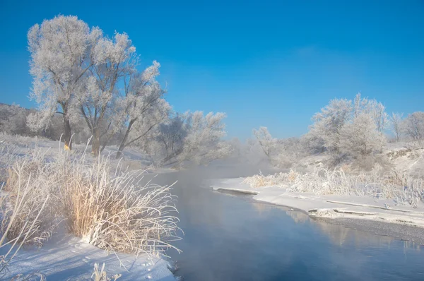Consistenza. ghiaccio. Ghiaccio congelato sul fiume . — Foto Stock