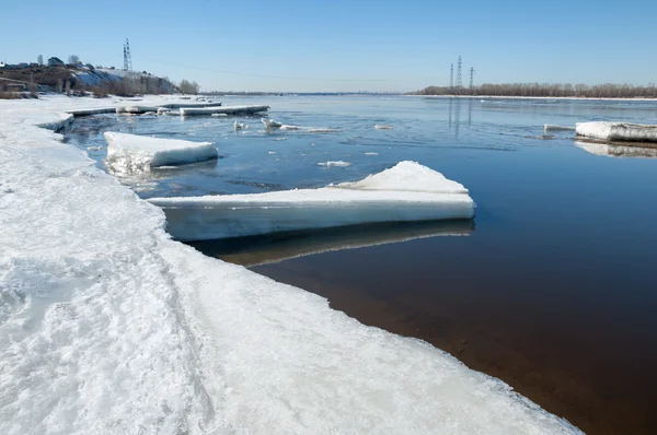 River With Broken Ice. hummocks de gelo no rio na primavera . — Fotografia de Stock