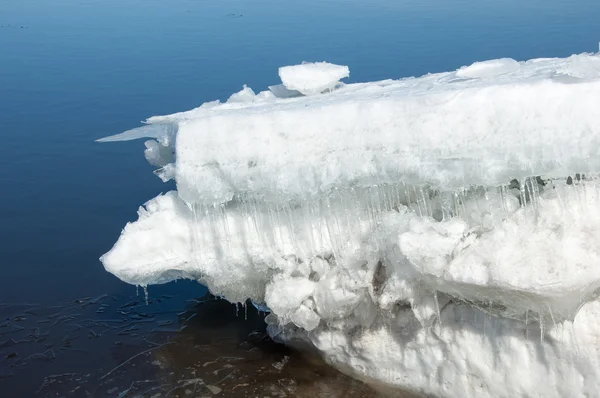 Inondazioni primaverili, acqua ghiacciata, inizio primavera sul fiume — Foto Stock