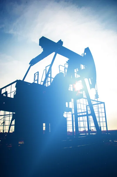Öljy Kaasuteollisuus Työ Öljypumppu Jack Öljykentällä Valkoisia Pilviä Sininen Taivas — kuvapankkivalokuva