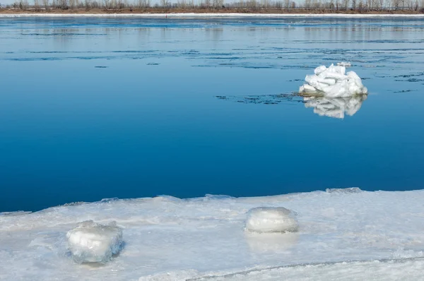 Rzeka z Broken Ice. kępach lodu na rzece na wiosnę. — Zdjęcie stockowe