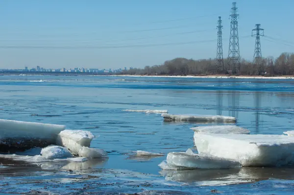 Řeka s Broken Ice. tlak ledu na řece na jaře. — Stock fotografie