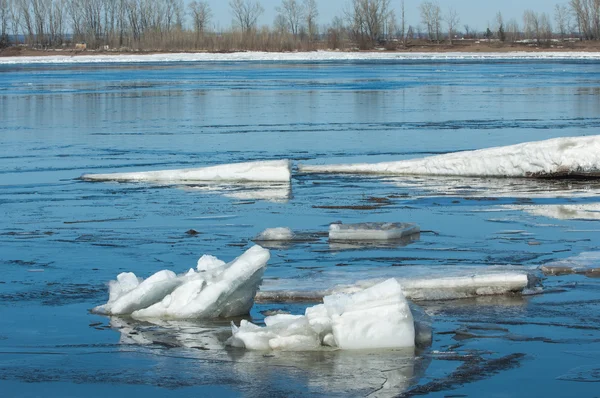 Floden med bruten Ice. ice hummocks på floden under våren. — Stockfoto