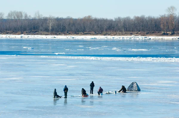 River flood fishermen. Torn river ice fishermen. River with the — Stock Photo, Image