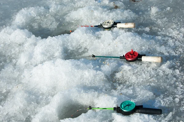 河洪水渔民 撕毁河冰渔民 与去年的冰渔民在冰上的河 早春的俄罗斯鞑靼斯坦凯马河 — 图库照片