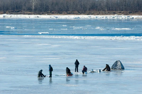 Рибалки річки. Рибалки з річкового льоду. Річка з — стокове фото