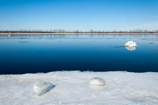 Inondazioni Primaverili Acqua Ghiacciata Inizio Primavera Sul Fiume Russia Tatarstan — Foto Stock