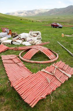 Kazakistan Temmuz 2014 yılında yurt inşaatı. dairesel bir çadır keçe ya da Moğolistan, Kazakistan ve Türkiye'deki göçebeler tarafından kullanılan bir açılır kapanır çerçeve üzerinde skins.
