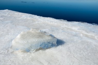 Bahar sel, buzlu su, erken Bahar Nehri üzerinde. Rusya Tataristan Kama Nehri erken Bahar