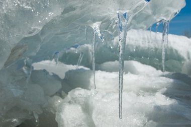 doku. buz. Donmuş buz Nehri üzerinde.