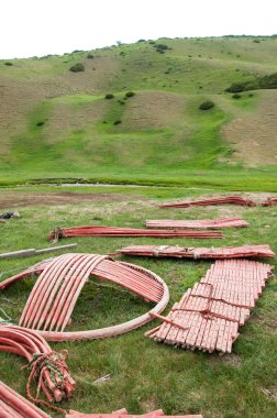 Kazakistan Temmuz 2014 yılında yurt inşaatı. dairesel bir çadır keçe ya da Moğolistan, Kazakistan ve Türkiye'deki göçebeler tarafından kullanılan bir açılır kapanır çerçeve üzerinde skins.