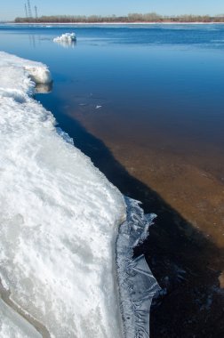 Bahar sel, buzlu su, erken Bahar Nehri üzerinde. Rusya Tataristan Kama Nehri erken Bahar