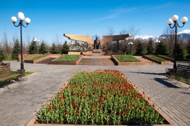 Laleler. Zambak familyasının soğan çiçekli bir bitkisi. Cesurca renklendirilmiş fincan şeklinde çiçekleri var..