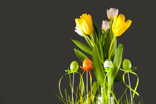 Buntes Tulpenfeld im Morgenlicht. sehr schöne Tulpen blühen und riechen Frühling. Farbenfroher Tulpengarten — Stockfoto