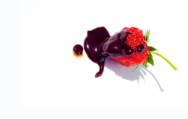 巧克力覆盖的草莓 巧克力被浸洗的草莓甜点酒吧 — 图库照片
