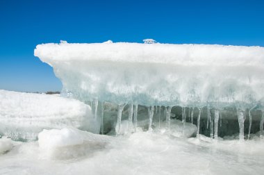 doku. buz. Donmuş buz Nehri üzerinde.