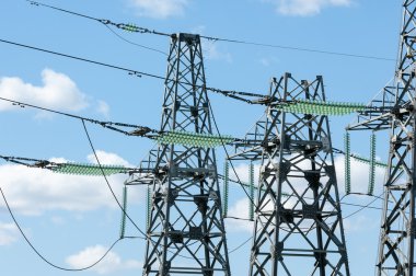 Elektrik pilon mavi gökyüzü karşı detay: yüksek gerilim elektrik direği aşağıdan