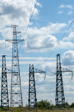 enerji Polonyalılar. yüksek gerilim sonrası. Yüksek gerilim kule gökyüzü arka plan. hrough bir yüksek gerilim kablosu elektrik direği,