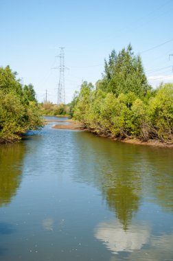 enerji Polonyalılar. yüksek gerilim sonrası. Yüksek gerilim kule gökyüzü arka plan. hrough bir yüksek gerilim kablosu elektrik direği,