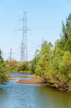 enerji Polonyalılar. yüksek gerilim sonrası. Yüksek gerilim kule gökyüzü arka plan. hrough bir yüksek gerilim kablosu elektrik direği,