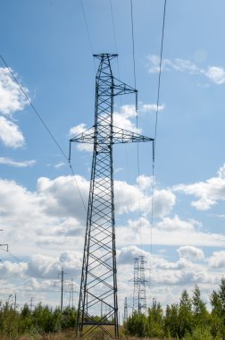 enerji Polonyalılar. yüksek gerilim sonrası. Yüksek gerilim kule gökyüzü arka plan. hrough bir yüksek gerilim kablosu elektrik direği,