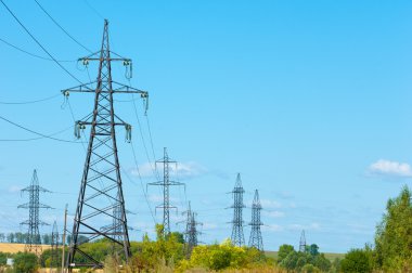 enerji Polonyalılar. yüksek gerilim sonrası. Yüksek gerilim kule gökyüzü arka plan. hrough bir yüksek gerilim kablosu elektrik direği,