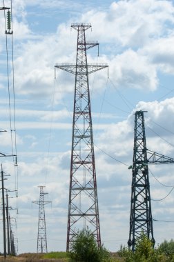 Elektrik pilon mavi gökyüzü karşı detay: yüksek gerilim elektrik direği aşağıdan