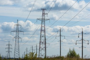 enerji Polonyalılar. yüksek gerilim sonrası. Yüksek gerilim kule gökyüzü arka plan. hrough bir yüksek gerilim kablosu elektrik direği,