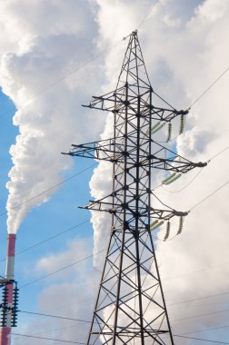 rafineri. borulardan duman. çimenlerin üstünde