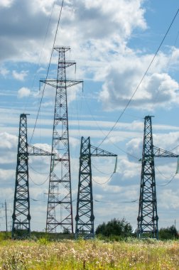 enerji Polonyalılar. yüksek gerilim sonrası. Yüksek gerilim kule gökyüzü arka plan. hrough bir yüksek gerilim kablosu elektrik direği,
