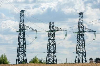 enerji Polonyalılar. yüksek gerilim sonrası. Yüksek gerilim kule gökyüzü arka plan. hrough bir yüksek gerilim kablosu elektrik direği,