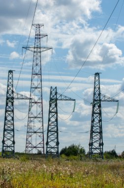 enerji Polonyalılar. yüksek gerilim sonrası. Yüksek gerilim kule gökyüzü arka plan. hrough bir yüksek gerilim kablosu elektrik direği,