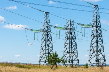 enerji Polonyalılar. yüksek gerilim sonrası. Yüksek gerilim kule gökyüzü arka plan. hrough bir yüksek gerilim kablosu elektrik direği,