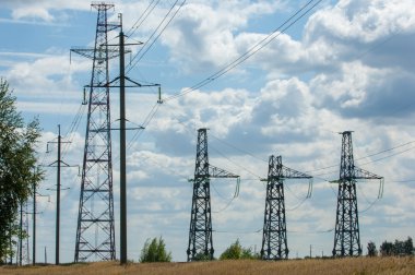 enerji Polonyalılar. yüksek gerilim sonrası. Yüksek gerilim kule gökyüzü arka plan. hrough bir yüksek gerilim kablosu elektrik direği,
